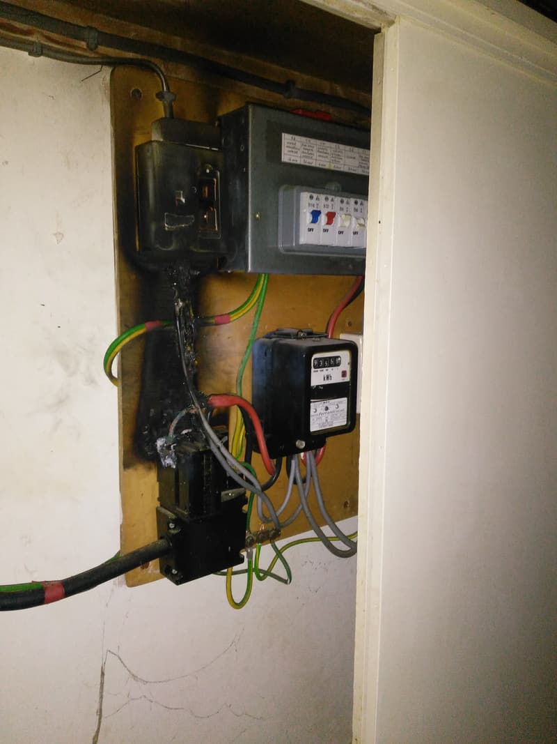 Heat damage at an old fuse board
